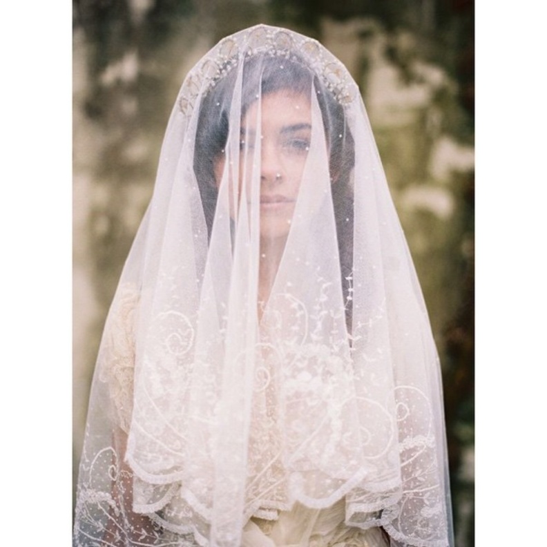 التيجان ذات الزهور الشمعية Wax Flower Crowns