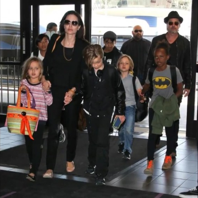 صورة لأنجلينا جولي وبراد بت مع الأطفال_ الصورة من قناة HOLLYWOOD TOP 10 على اليوتيوب