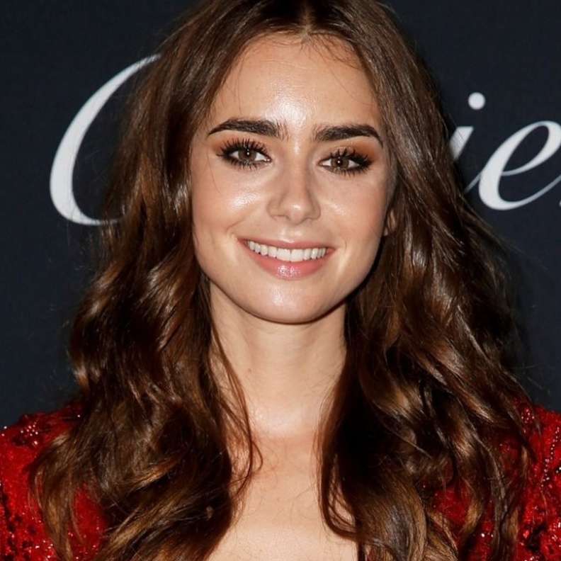  تسريحات شعر بسيطة وكيرلي من وحي اطلالات ليلي كولينز