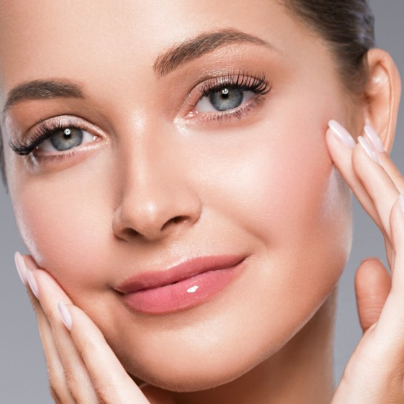 نصائح جمالية عند تقشير وتوريد الشفايف باستخدام العسل ودقيق الطحين والزبادي.