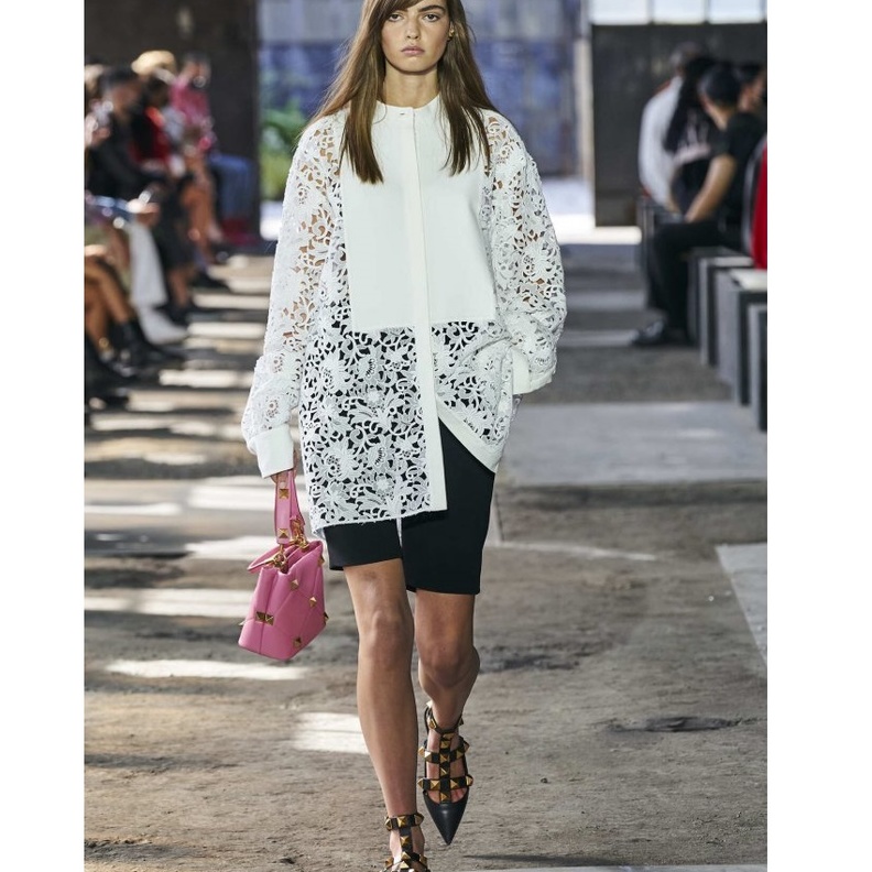 طرق تنسيق موضة القمصان الاوفر سايز من دار Isabel Marant