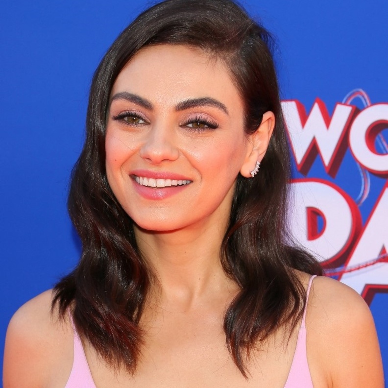  أروع إطلالات ميلا بالآيلاينر المسحوب والمدموج