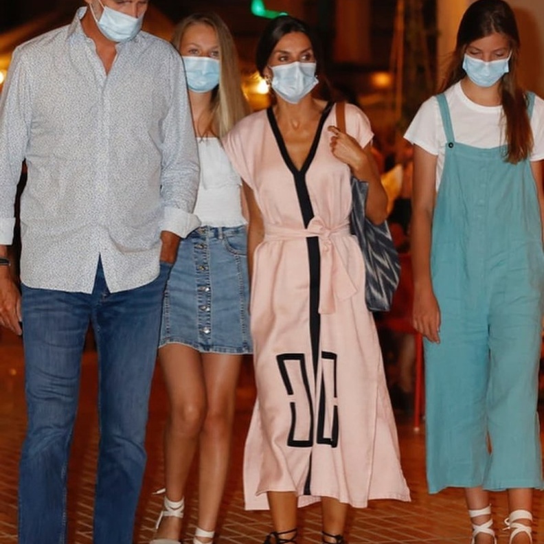 بالصور أحدث ظهور للعائلة المالكة الإسبانية في نزهة عائلية مسائية