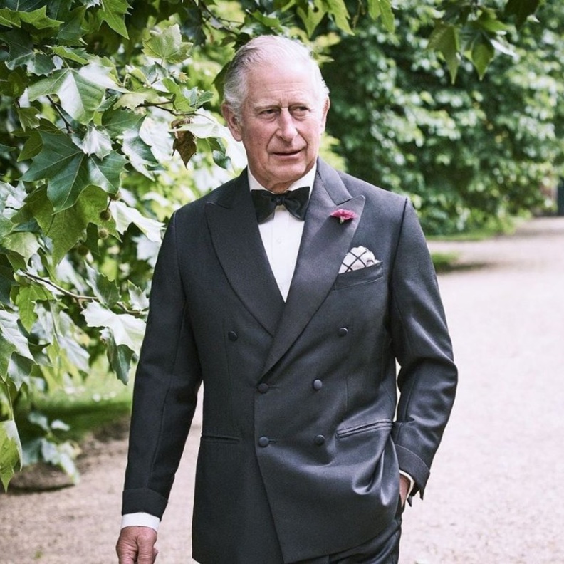 الأمير تشارلز ينشر صورة نادرة من الطفولة تجمعه بوالديه وشقيقته آن