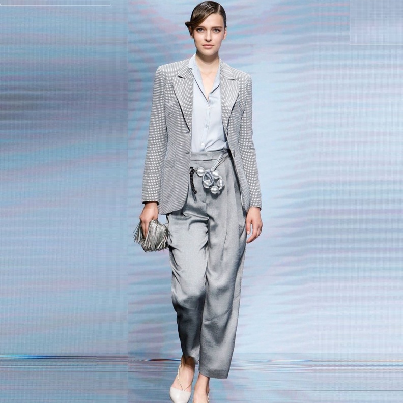 تنسيق الالوان الرمادية مع الجمبسوت من وحي Christian Dior