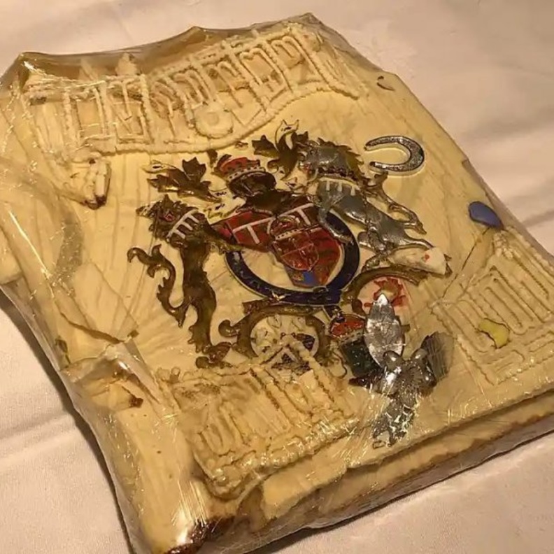 شريحة كعكة زفاف تشارلز وديانا قدمت إلى مويا سميث