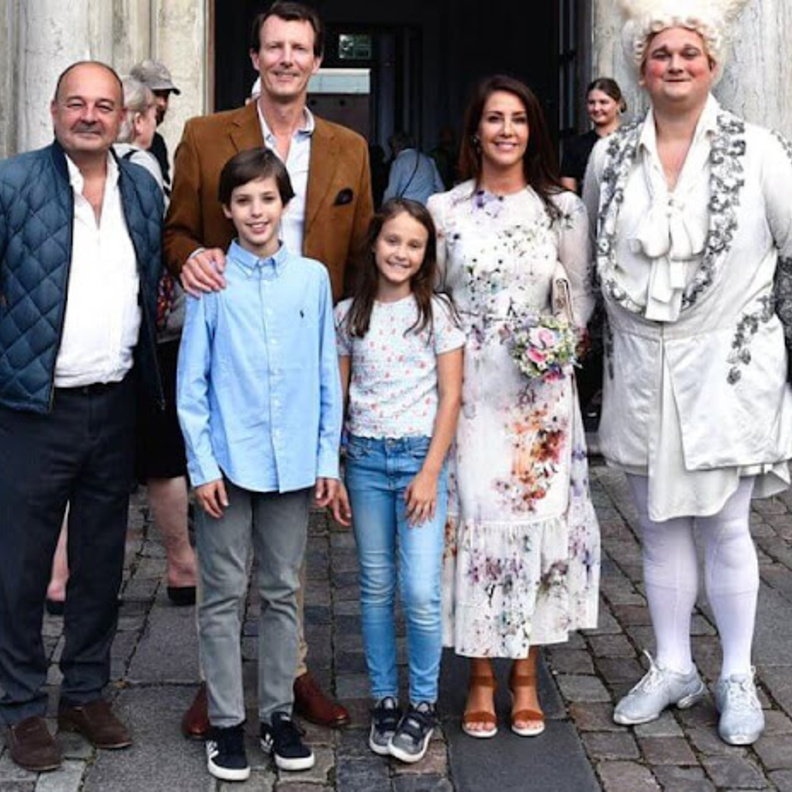 الأمير يواكيم وأسرته يحضرون حفل في قاعة حفلات Odd Fellows Mansion