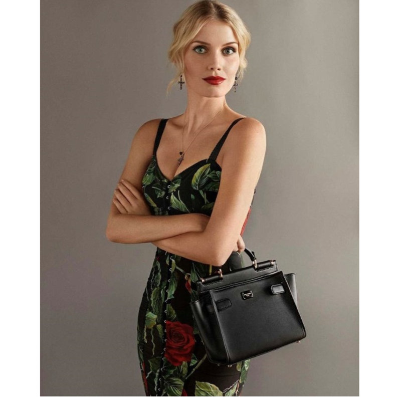 نسّقت مع الفستان حقيبة Sicily Bag ومجوهرات من مجموعة دولتشي