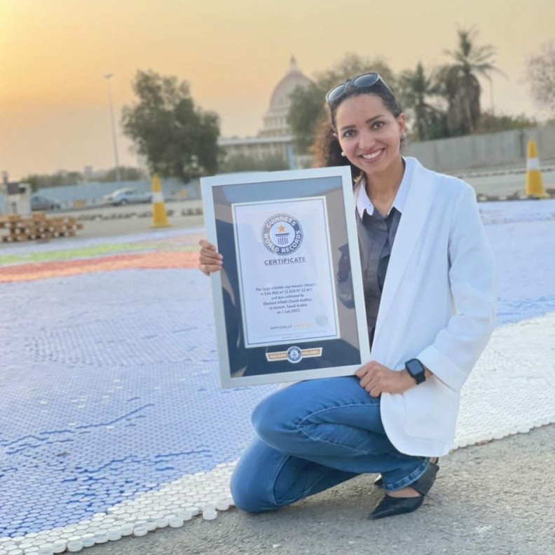  الناشطة البيئية خلود الفضلي تدخل موسوعة غينيس بأكبر لوحة موزاييك في العالم