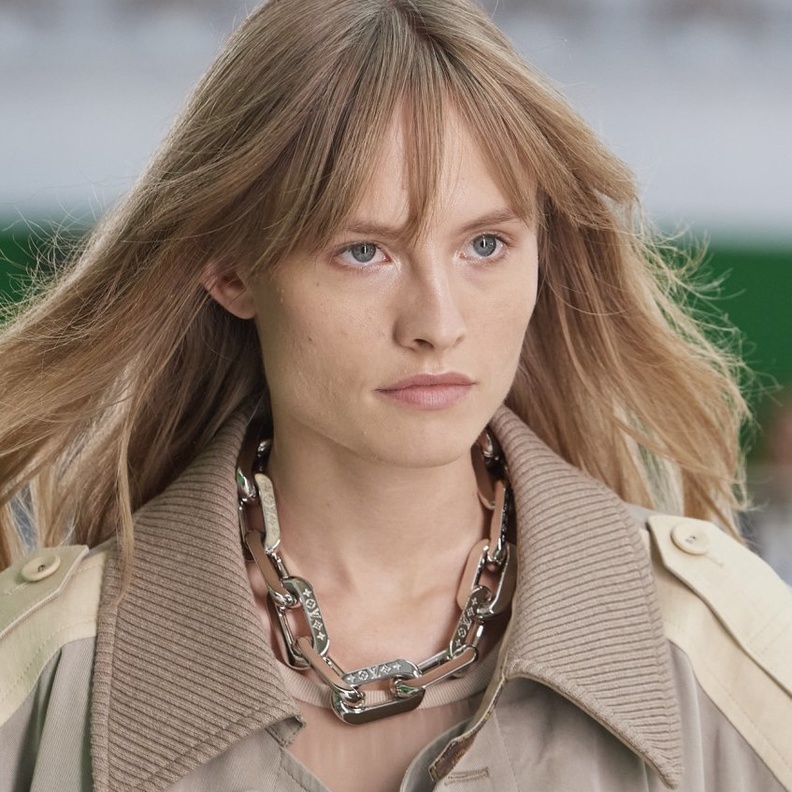 اكسسوارات السلاسل لصيف 2021 مع العقود البارزةمنLouis Vuitton