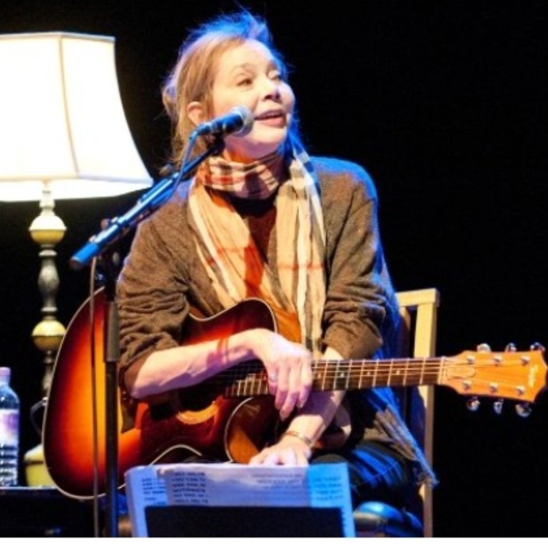 نانسي غريفيث تغني في إحدى الحفلات الغنائية