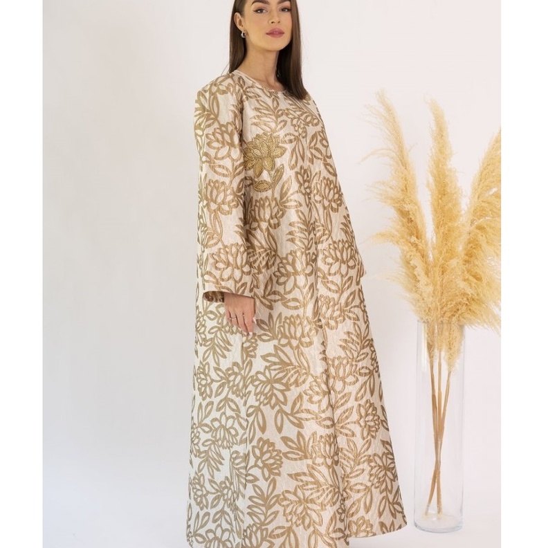 رقي وبساطة باللون الرمادي مع لمسات الخطوط الفنية بعباية من Cluè