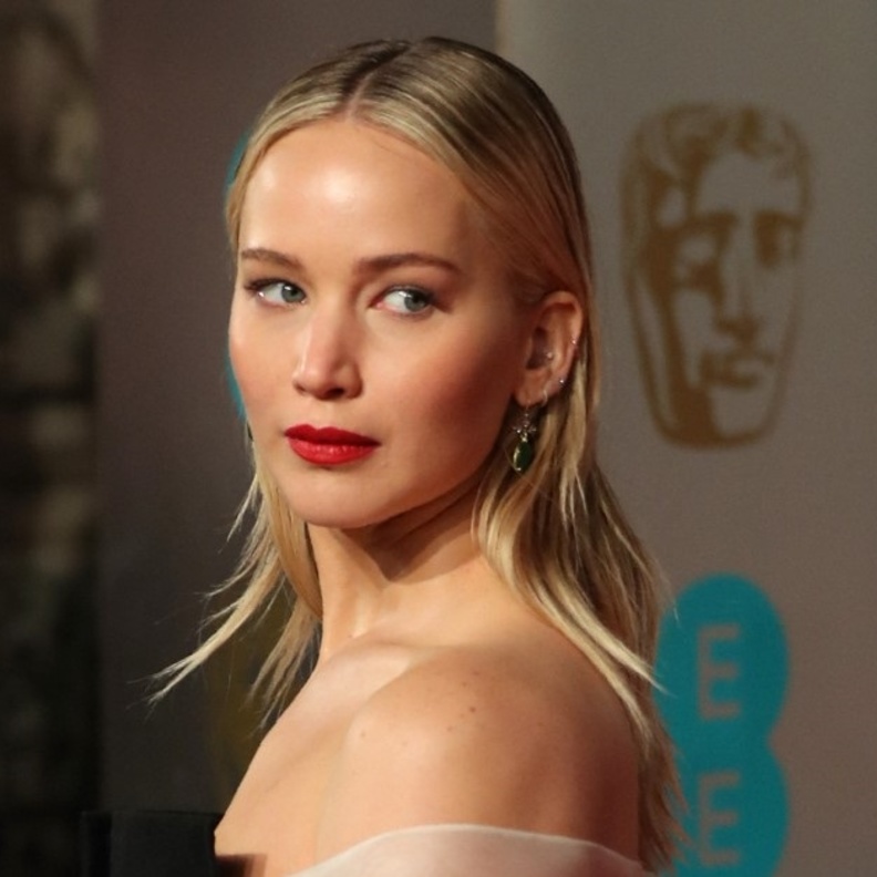 الشعر الناعم المثبت مع الروج الأحمر الكلاسيكي