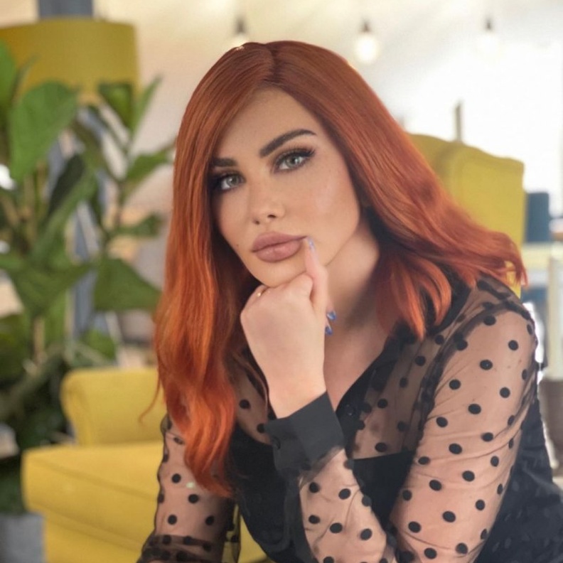 جيني اسبر تفاجئ الجمهور بـ نيو لوك الشعر النحاسي