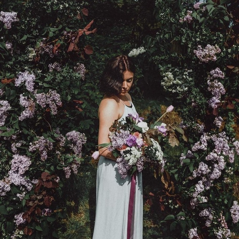 ثيم حفلات الزفاف بالزهور الأرجوانية