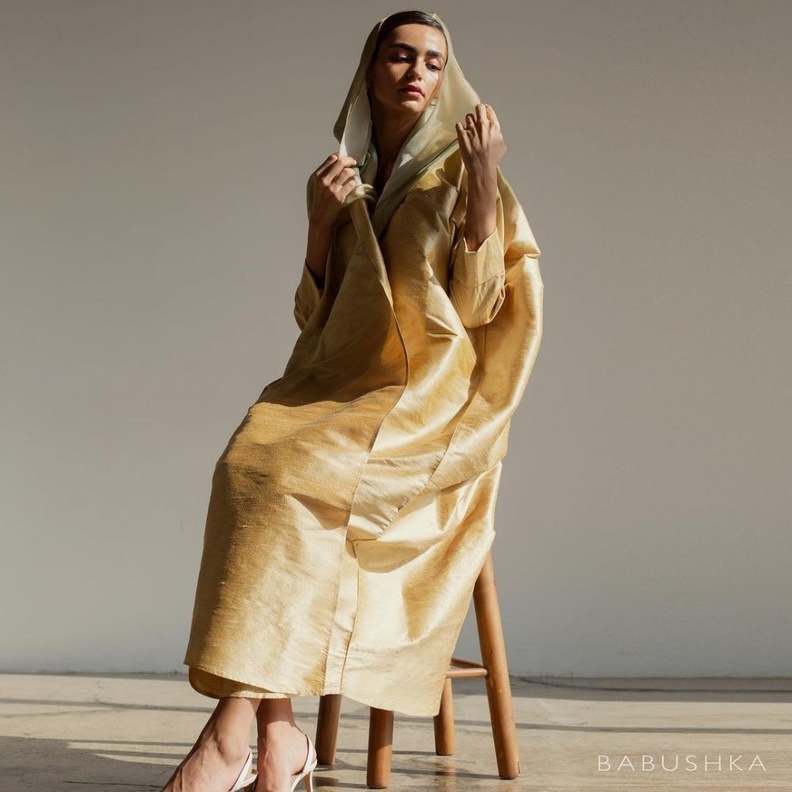 عباية من الحرير الخام الذهبي من علامة بابوشكا المصدر babushka