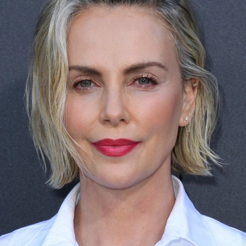  قصات شعر مميزة وكاريه للسيدات فوق سن الخمسين من وحي Charlize Theron
