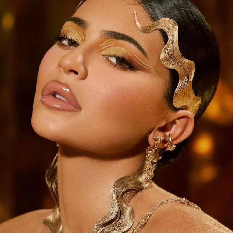 رسمات مكياج عيون ذهبي قوي لسهرات صيف 2021 من وحي اطلالة كيلي جينر