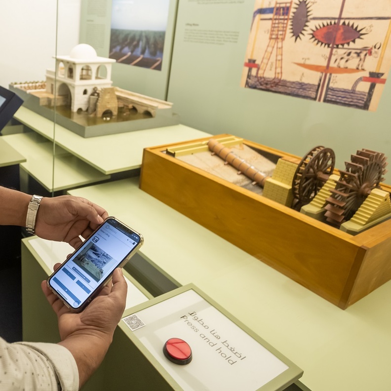 هيئة الشارقة للمتاحف تطلق مشروع الدليل الصوتي والمرئي في 5 من متاحفها