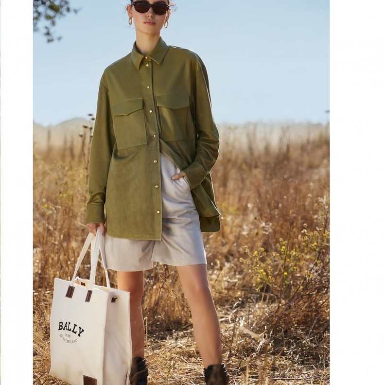موديلات القميص باللون الزيتي من وحي دار Bally