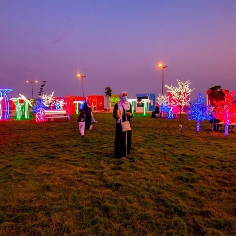 حديقة سما ابها وسحر خاص في الليل  - المصدر أمانة منطقة عسير.