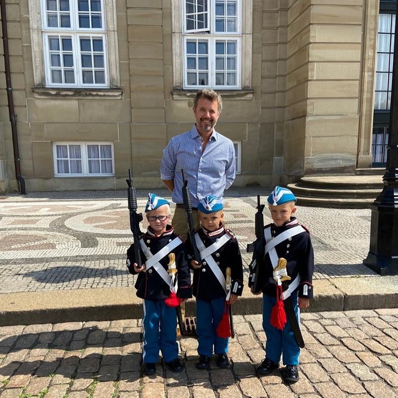 الأمير فريدريك يلتقط صورة تذكارية بصحبة ثلاثة من معجبيه الصغار