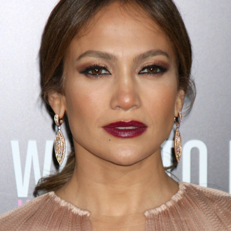 ألوان أحمر شفاه تليق بالبشرة الحنطية والسمراء من وحي النجمات