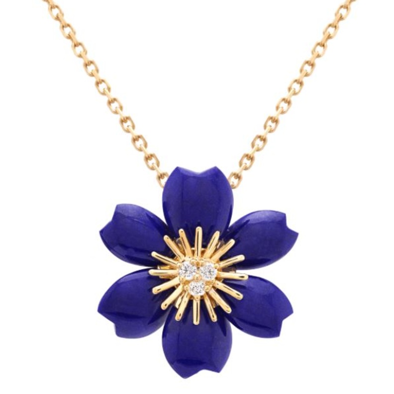  a قلادة Rose de Noel من فان كليف أند آربلز Van Cleef & arpels