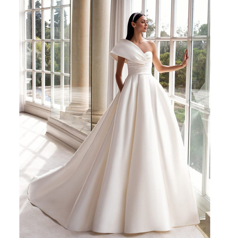 فساتين زفاف بكتف واحد @pronovias