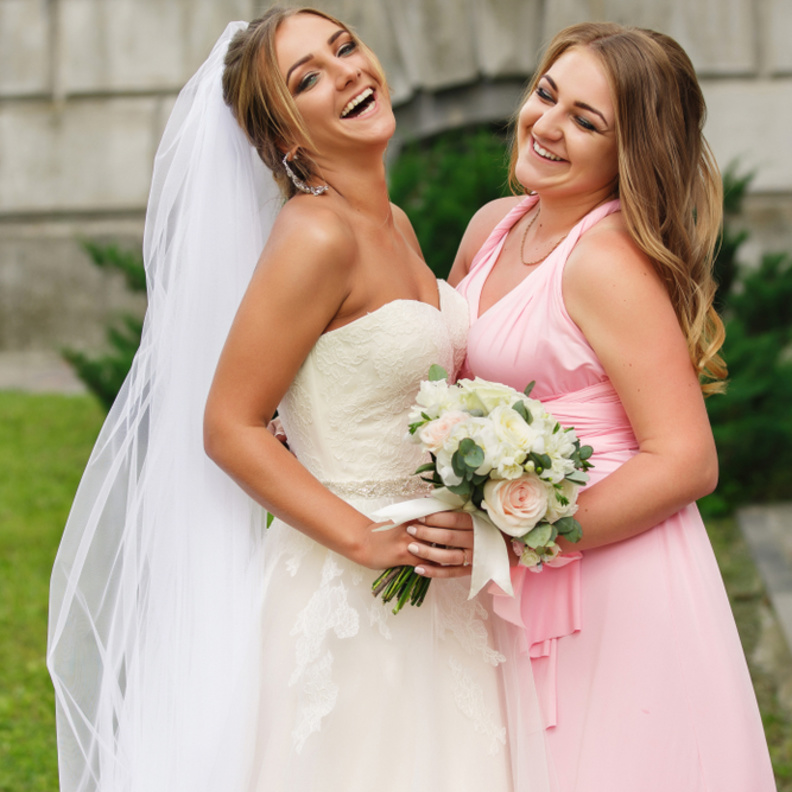  shutterstock_ارتداء إطلالة باللون الأبيض ودرجات الألوان القريبة من اللون الأبيض