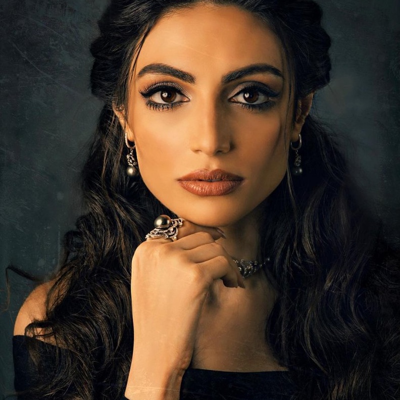  صيحات جمالية معدنية من وحي رفيعة الهاجسي- الصورة من انستغرام