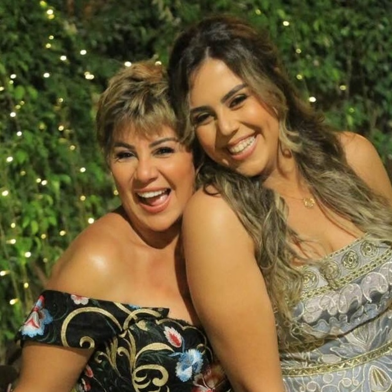 مفيدة شيحة وابنتها منة في حفل الخطوبة