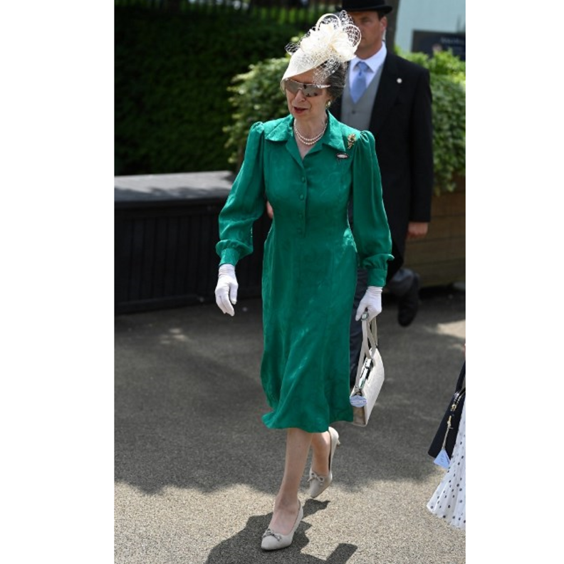 اطلت في اليوم الثاني من سباق  Royal Ascot هذا العام بالفستان الأخضر الميدي مع القبعة البيضاء