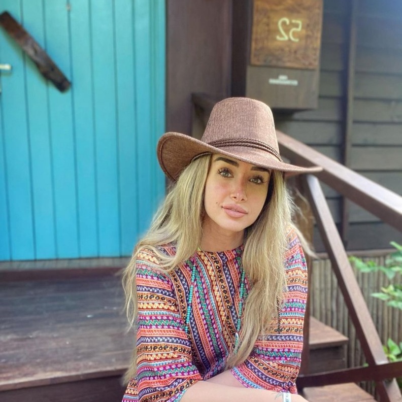 هنا الزاهد بالقبعة