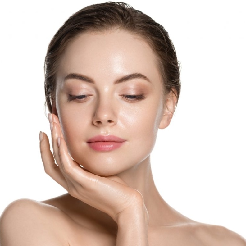  ماء الورد يساعد في تقليل احمرار الجلد وتهدئة حب الشباب