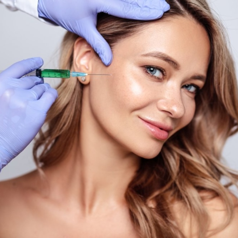  يساعد البلازما في تقليل ظهور الخطوط الدقيقة والتجاعيد مما يجعلها أكثر صحة وشباباً