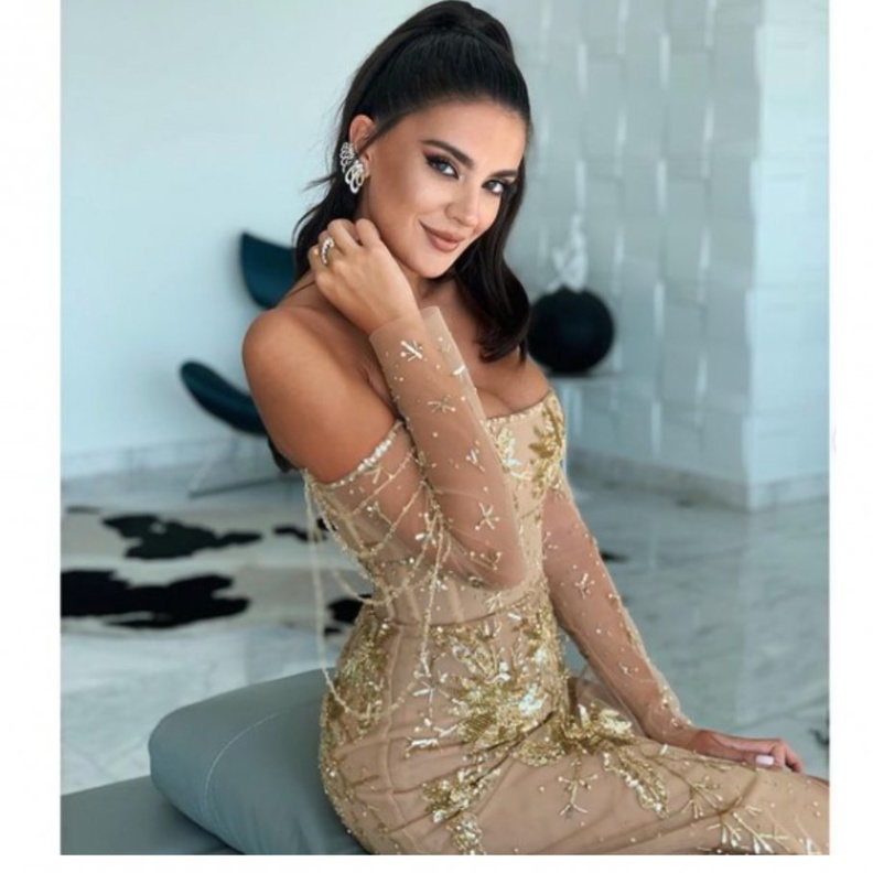  ازياء سهرة لطويلات القامة على طريقة بيرلا حلو