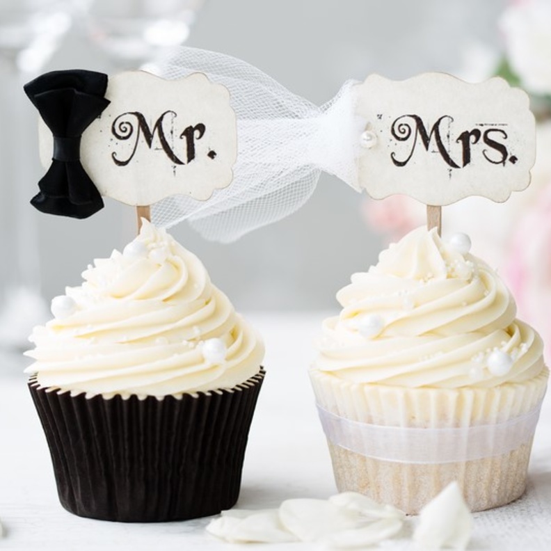 حلوى كب كيك تحمل اسمي اشكال زخرفية على شكل اسمي العروس