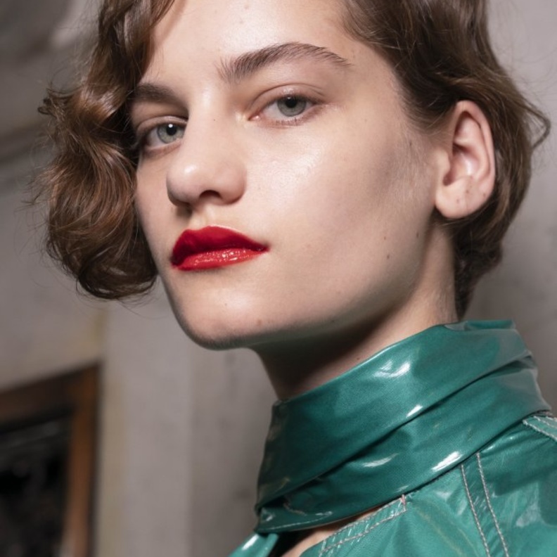  أفضل أنواع ملمع الشفاه الأحمر في صيف 2021