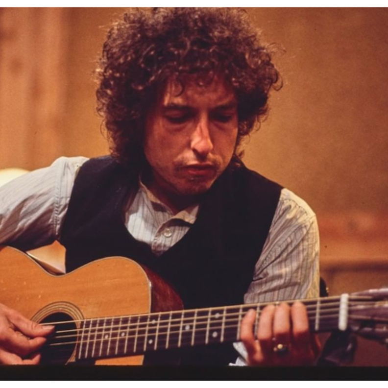 بوب ديلان قيد التحقيق بتهمة تخدير فتاة قاصر والاعتداء عليها جنسيًا