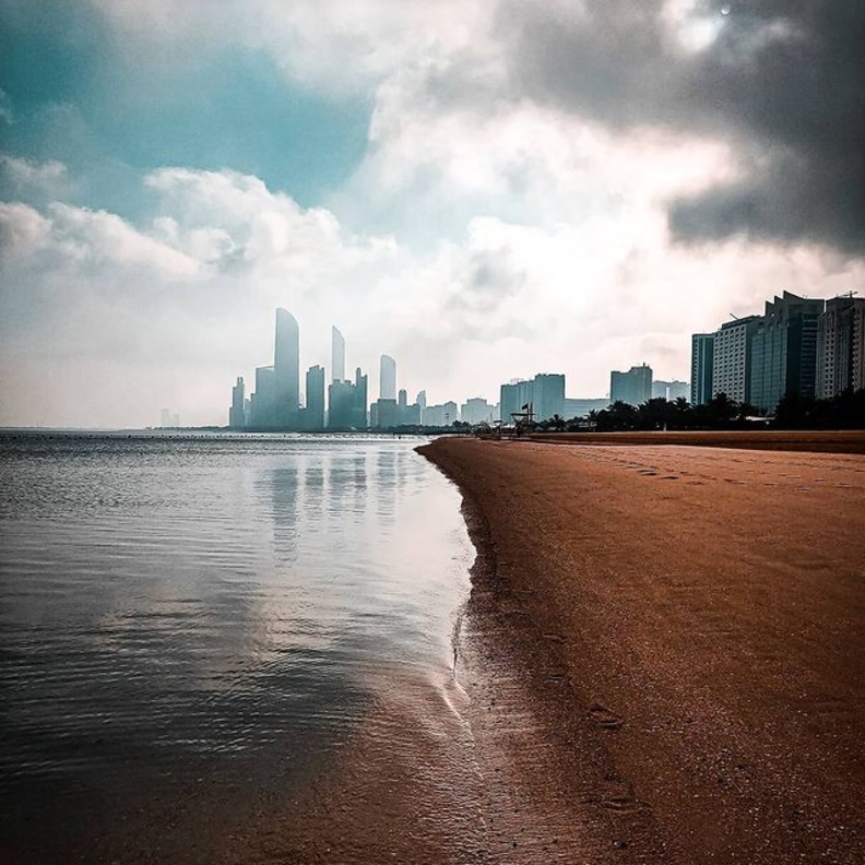  على شاطئ أبو ظبي يمكن للعروسين أن يقضيا وقتا ممتعاً = الصورة من موقع visitabudhabi.ae