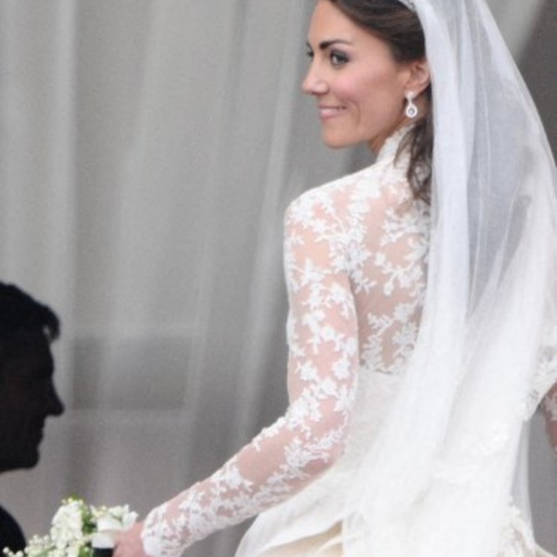 بالصور.. كيف تشابهت فساتين زفاف سيدات العائلات الملكية على مر السنين؟