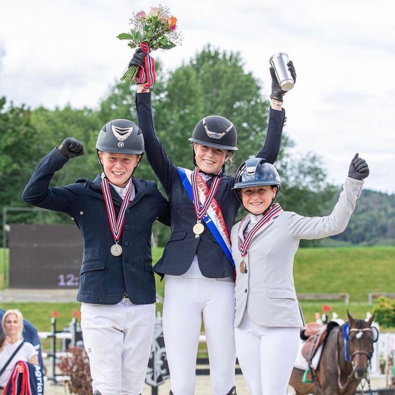 حفيدة ملك النرويج تحصل على ميدالية برونزية في بطولة النرويج للفروسية