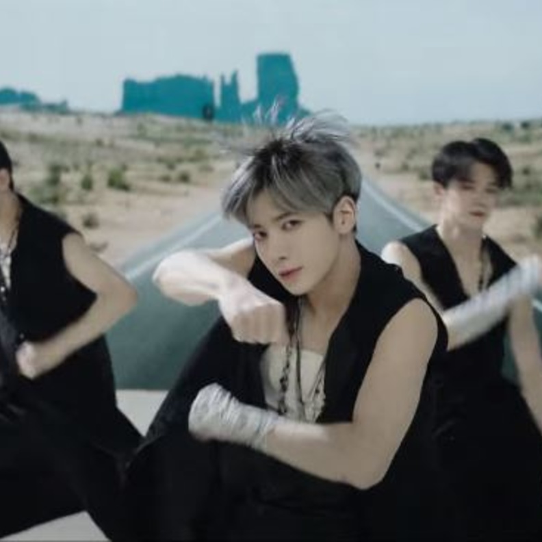 فرقة TXT الكورية في أحدث أغانيها "Loser = Lover"