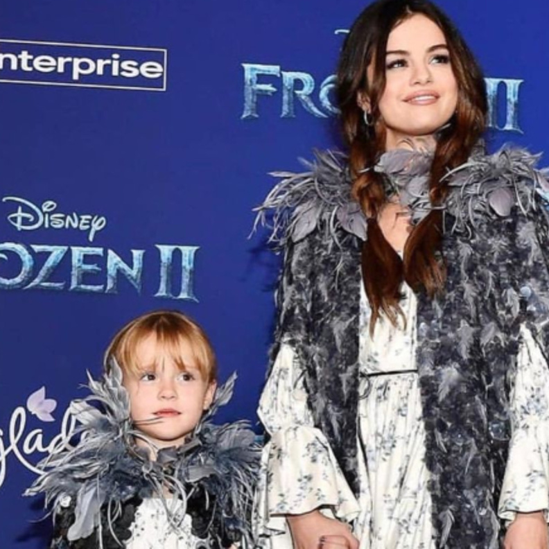 سيلينا جوميز وشقيقتها جرايسي من العرض الأول لفيلم "Frozen 2"