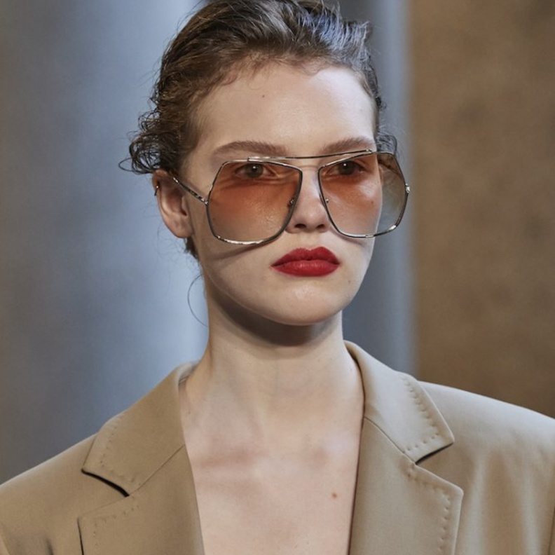 العدسات الكبيرة مع الإطار العريض والمموج بدرجات البني بتصميم من Dolce & Gabbana