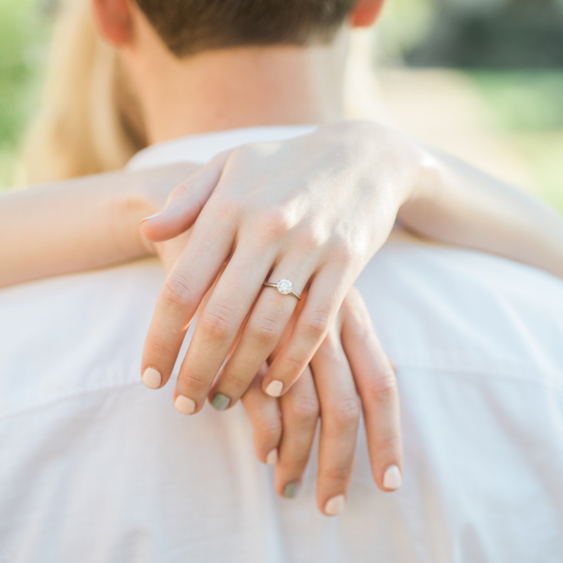 طبيب يطرد شقيقه من حفل خطوبته لهذا السبب