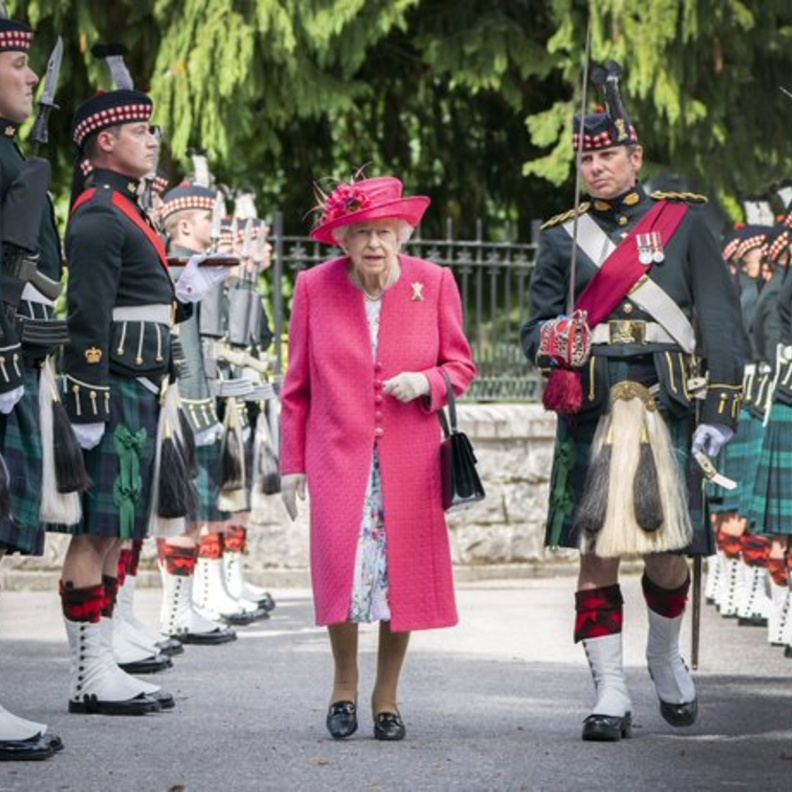 بعد إصابة أحد موظفيها بالكورونا.. لماذا تصر الملكة إليزابيث على البقاء في قلعة بالمورال؟