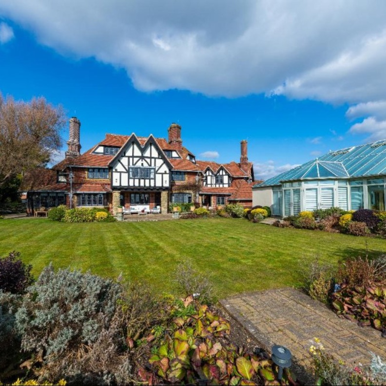 منزل رئيس شركة رولزرويس للبيع بهذا السعر؟