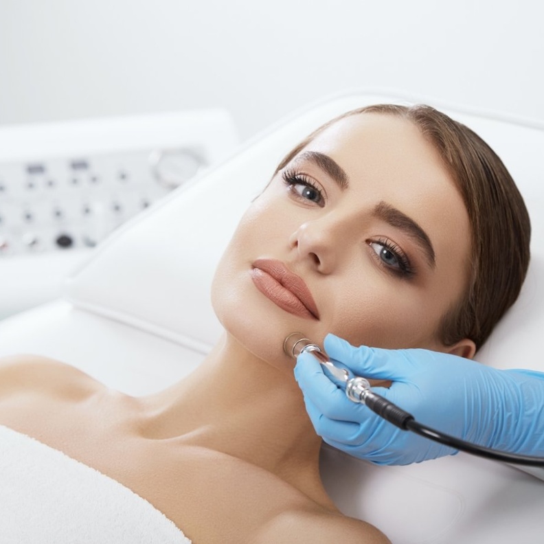 تقشير البشرة بحبيبات الألماس لبشرة فاتحة يوم المرأة الإماراتية